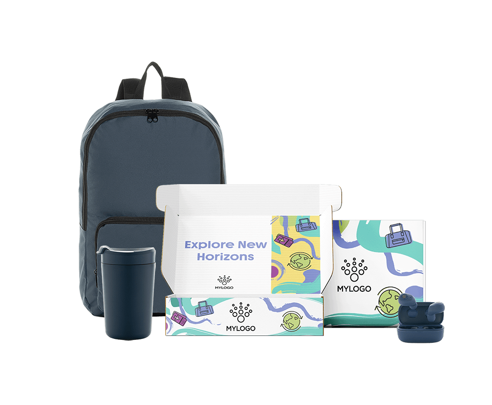 Inspiración Welcome Packs corporativos Pack de viaje corporativo personalizado con mochila gris, vaso térmico y auriculares inalámbricos para empleados viajeros.